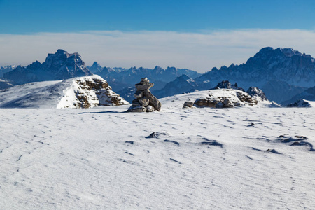 平峰与风雪和岩石阿尔卑斯山白云石意大利。