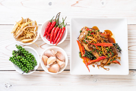 鱼片炒辣味和香草，泰国菜式