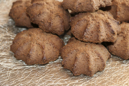 脆巧克力脆饼干。 美味的短面包饼干和可可。