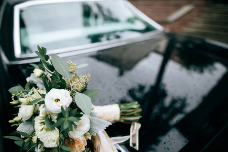 漂亮的白色婚礼新娘花束在车上