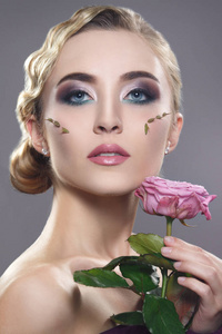 年轻女子的肖像，脸上有玫瑰和荆棘