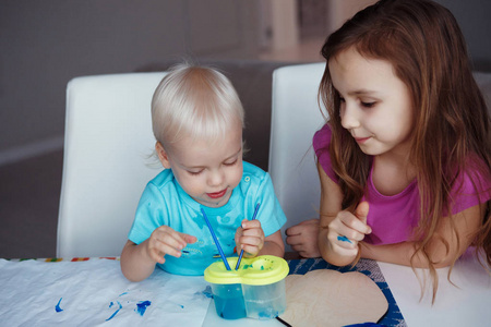 两个孩子在家中画桌子选择性聚焦