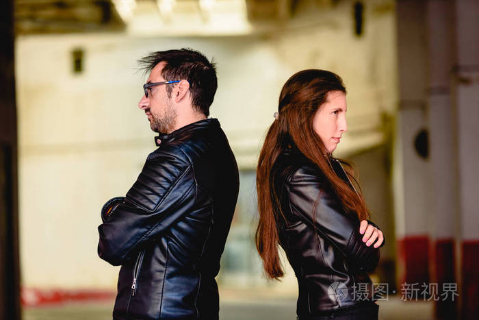 一对相爱的夫妇在争吵后生气,背对着对方.