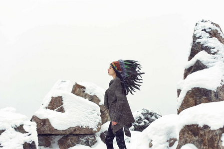 在公园里和一个女孩在下雪的天气里