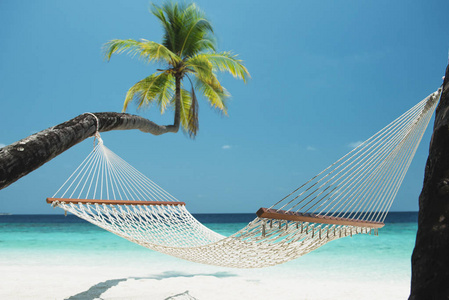 马尔代夫两棵棕榈树之间的海滩吊床