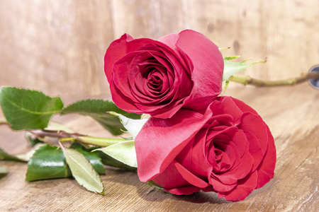 在情人节或母亲节，以木制背景为卡片或问候或邀请爱情浪漫概念的红玫瑰