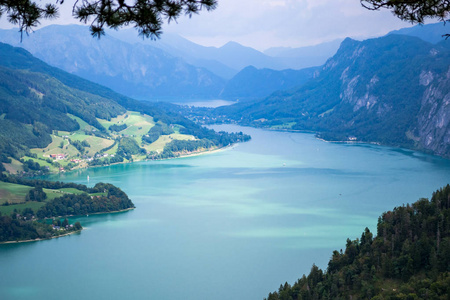 蒙德西湖奥地利鸟瞰德雷亨万德岭，显示绿松石水与山的背景。 奥地利的暑假目的地。 复制空间。