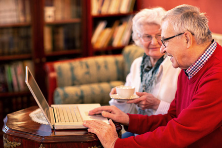 这对老夫妇从网上阅读新闻，并在网上玩得很开心