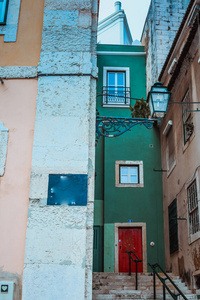 葡萄牙里斯本老城区房屋中狭窄街道的景色