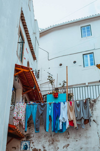 葡萄牙里斯本老城区的房子里有干衣服的绳子