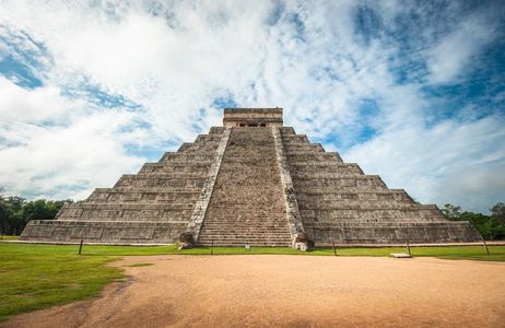 埃尔卡斯蒂略或库库勒坎金字塔神庙墨西哥尤卡坦照片