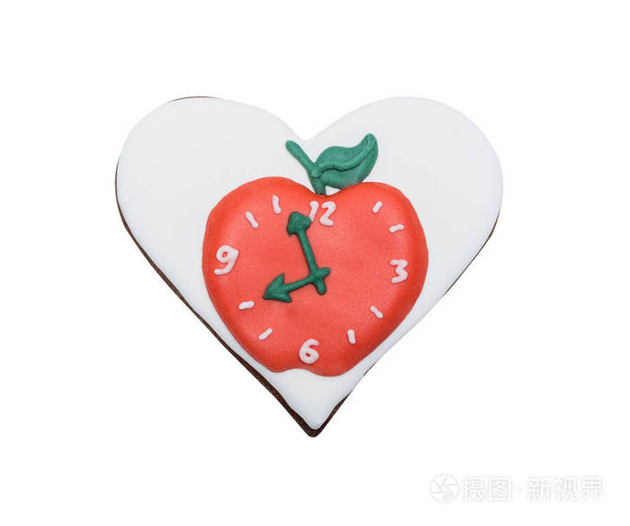 姜饼与釉的形式，心与拨号苹果时钟。 孤立在白色上。