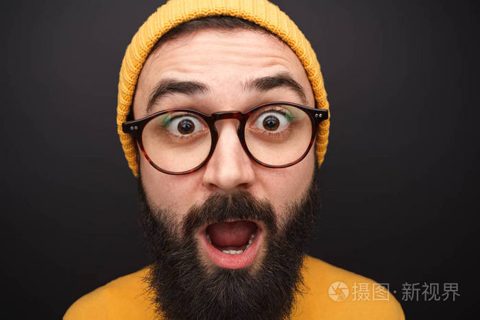 在特写镜头的惊人的嬉皮士男子