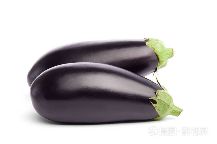 两种新鲜茄子(茄子),在白色背景夹路上分离