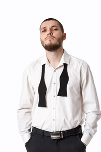 年轻的胡须男子在白衬衫和领结