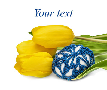 复活节彩蛋装饰着针织和黄色郁金香花束。 孤立在白色上。