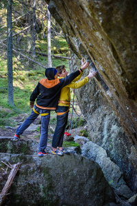 年轻的雅典人在斯堪的纳维亚森林探索攀岩路线。 北欧目的地。积极的生活方式概念。