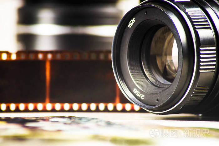 模拟摄影相机在彩色底片和镜头背景上的概念