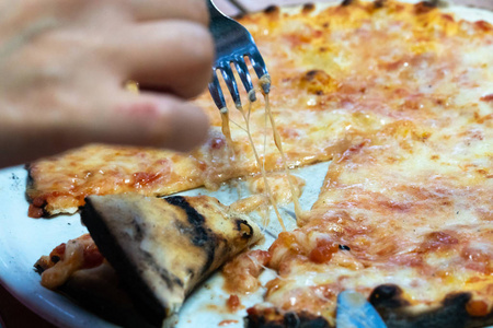 吃传统的意大利披萨。 选择性聚焦