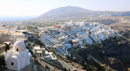 桑托里尼令人惊奇地看到了希腊欧洲火山火山口斜坡上的小镇
