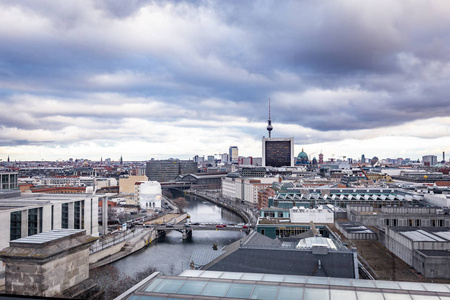 柏林城市景观。从联邦议院看，全景高角房屋屋顶，街道河桥。旅行德国，欧洲。