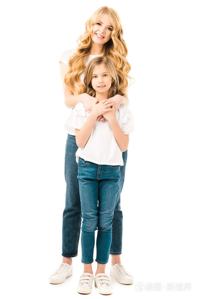 微笑的母亲拥抱可爱的女儿从背后孤立的白色