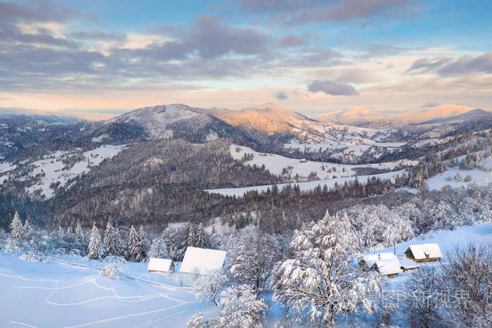 喀尔巴阡山脉,乌克兰.寒冷的雪山早晨.