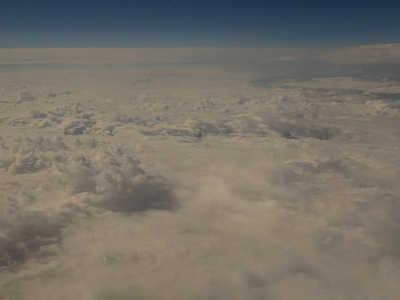 从飞机上看到云