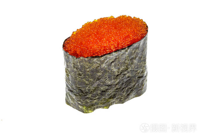 新鲜的山甘寿司卷与红色鱼子酱。隔离在白色背景上