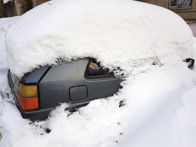 全雪车站在冬天