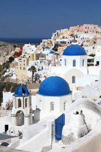 令人惊叹的全景，白色的房子和蓝色的圆顶在奥亚村桑托里尼岛，希腊