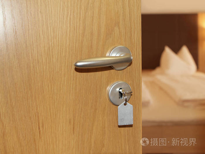 带金属标签的钥匙在酒店房间的门上