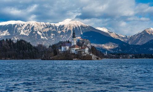 流血湖上的冬季景观。 斯洛文尼亚最著名的地标。 旅游景点。 风景优美，令人惊叹的浪漫之地