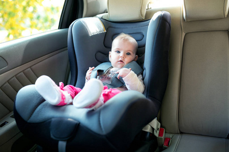 婴儿在舒适的汽车座椅上享受公路旅行