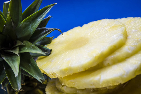 新鲜的菠萝在一个单声道蓝色的背景。戒指, 切片。纹理。外来。健康的食物。维生素。水果。饮食