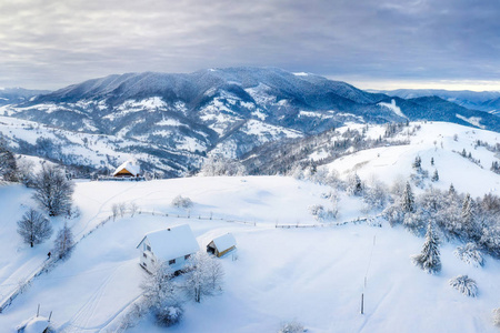 冬季景观。 冬天下雪的自然。 山上覆盖着雪。 空中无人机视野。 喀尔巴阡山脉乌克兰。