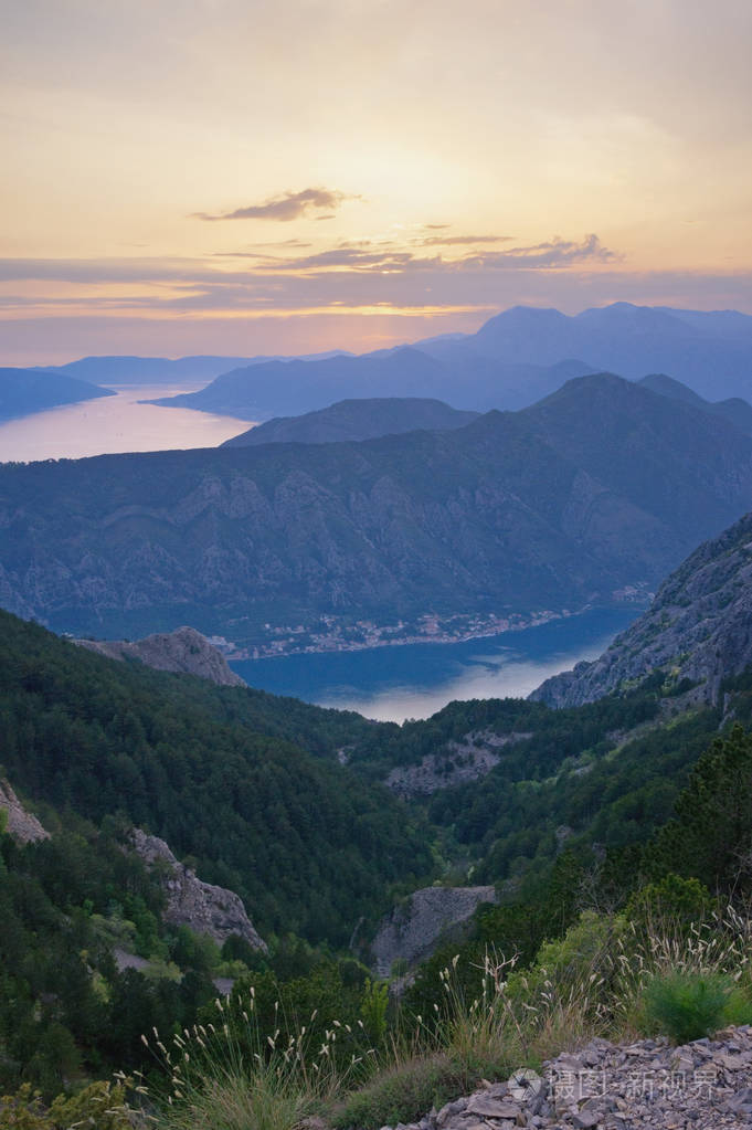 夕阳美丽的山景. 黑山从洛文肯山看科托尔湾