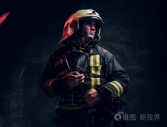 戴头盔的男子消防队员看起来是侧身的