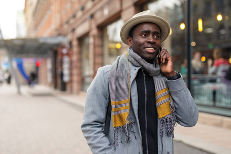 快乐的非裔美国人通过智能手机与他的朋友交谈