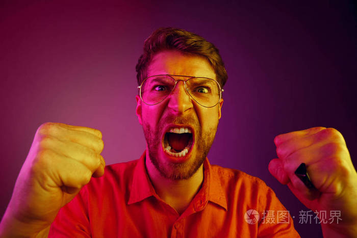 年轻的情绪愤怒的男子尖叫粉红色工作室背景