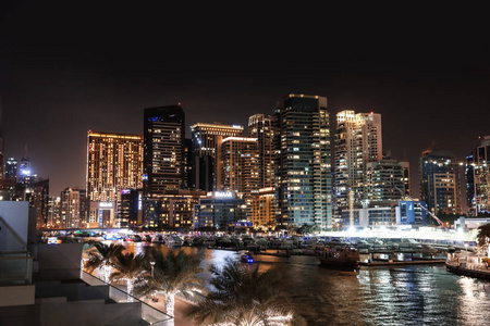 迪拜阿拉伯联合酋长国2018年11月03日码头区夜间城市景观与照明建筑