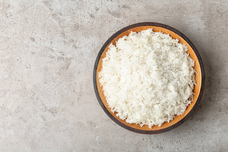 碗煮米饭在灰色背景顶部视图与文字空间