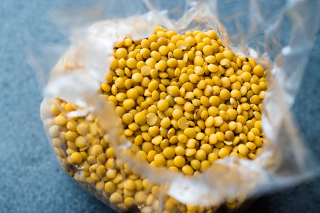 塑料包装中的黄色扁豆. 有机原料.照片