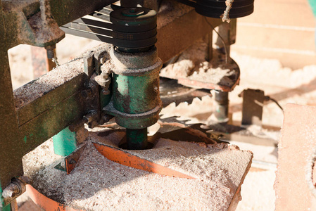 冬天在外面锯木板照片