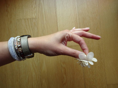 女性手指中的小花配件