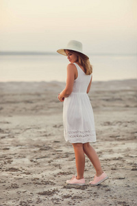 在海滩上散步的年轻女人