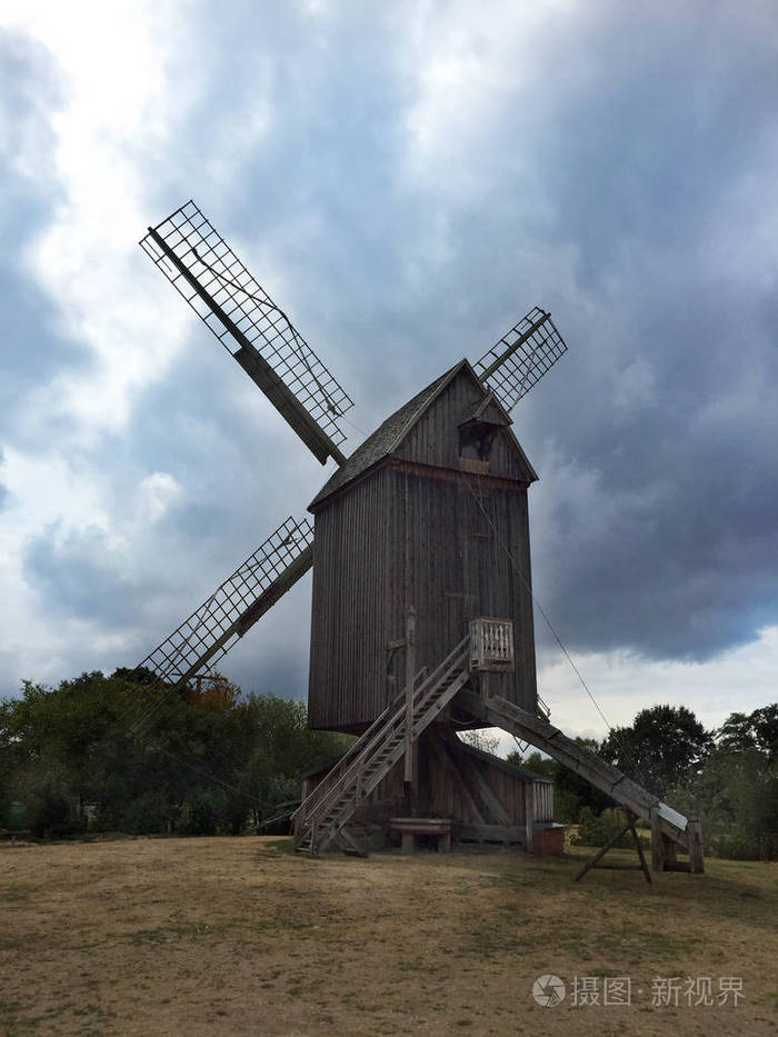 用木头做的旧风车
