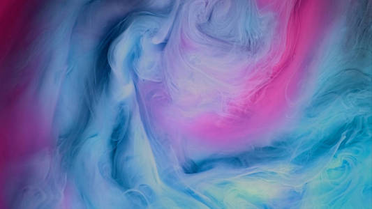 液体中的蓝色粉红色墨水云。黑色背景