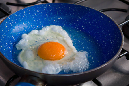 在蓝锅里煎鸡蛋