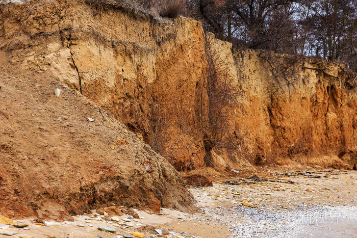 雨季自然灾害区. 大量的土沿山坡滑动,摧毁房屋. 对生命的威胁